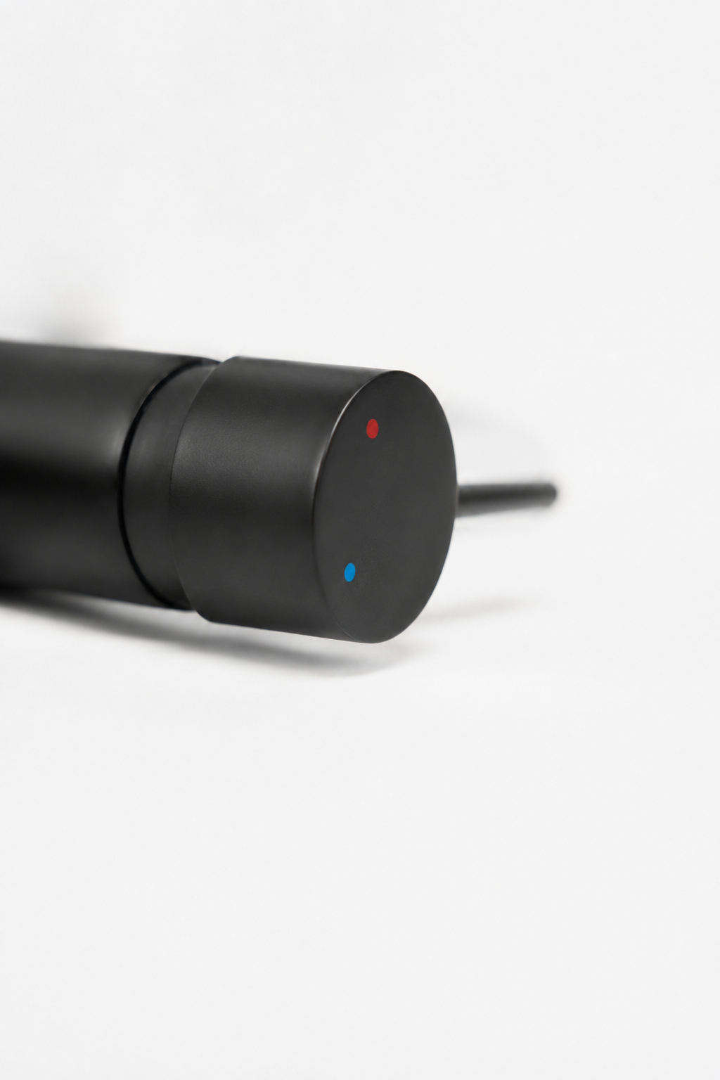 [Matte Black] Matte black filtered tap hot and cold dial detail